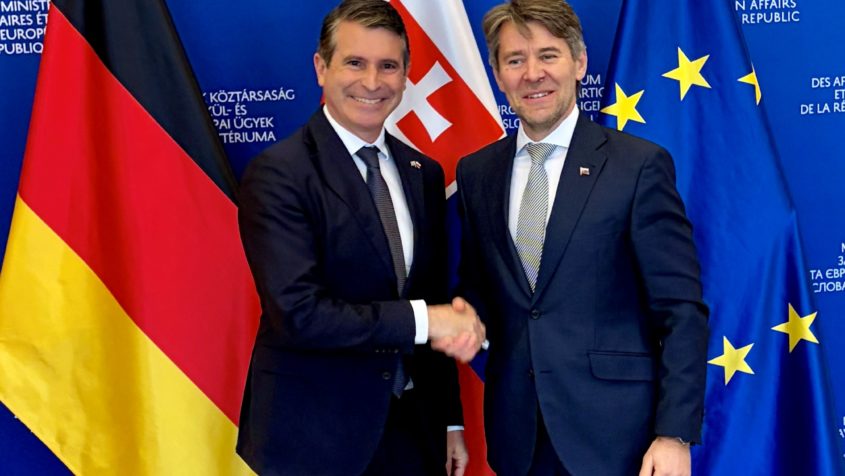 Der Staatssekret&auml;r im slowakischen Au&szlig;enministerium Marek E&scaron;tok (rechts), empf&auml;ngt Europaminister Eric Bei&szlig;wenger (links) zum Gespr&auml;ch.
