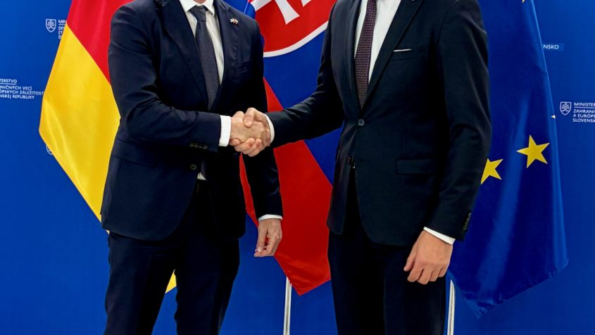 In Bratislava trifft Europaminister Eric Bei&szlig;wenger (links) den slowakischen Au&szlig;enminister Juraj Blan&aacute;r (rechts).