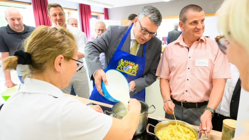 Staatsminister Dr. Florian Herrmann: "Gemeinsames Kochen und Essen verbindet und baut Br&uuml;cken zwischen Kulturen. Genau so entsteht Zusammenhalt im Alltag. Die t&uuml;rkische Community ist ein fester Bestandteil Bayerns."