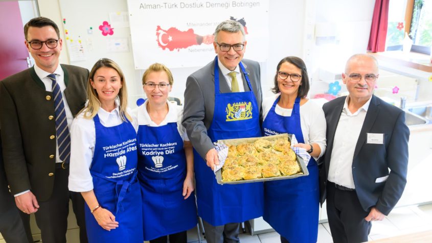 "Der Deutsch-T&uuml;rkische Freundschaftsverein Bobingen zeigt seit Jahren, wie Integration gelingt: Begegnung, Austausch und echtes Miteinander. Unter dem Motto 'Miteinander statt Nebeneinander' bringt der Verein Menschen zusammen." - Staatsminister Dr. Florian Herrmann.