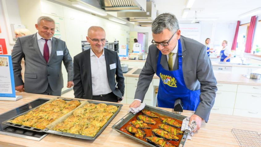 Staatsminister Dr. Florian Herrmann (rechts) unter anderem mit dem 1.Vorsitzenden des Deutsch-T&uuml;rkischen Freundschaftsvereins Bobingen e. V., Arif Diri (Mitte).
