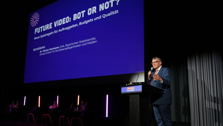 Medienminister Dr. Florian Herrmann h&auml;lt eine Rede bei der Er&ouml;ffnung der Medientage M&uuml;nchen Special &bdquo;AI and Media&ldquo;. &copy; Medien.Bayern GmbH / MEDIENTAGE M&Uuml;NCHEN