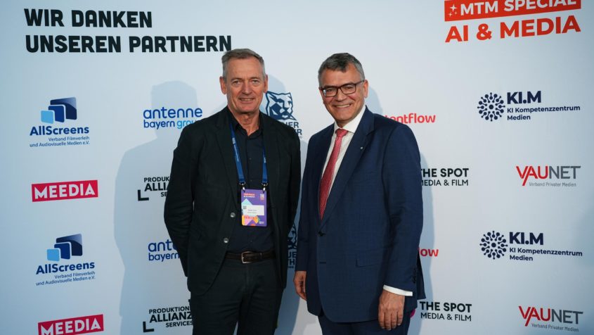 Medienminister Dr. Florian Herrmann, rechts im Bild, mit Stefan Sutor, Gesch&auml;ftsf&uuml;hrer der Medien Bayern GmbH. &copy; Medien.Bayern GmbH / MEDIENTAGE M&Uuml;NCHEN