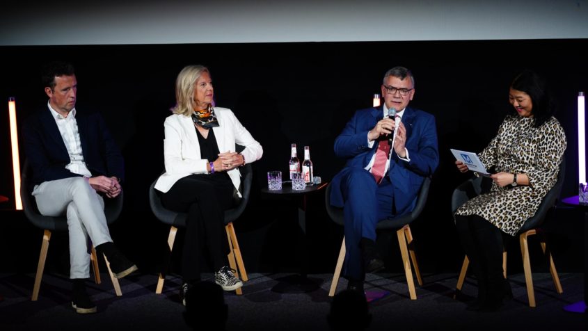Medienminister Dr. Florian Herrmann, 2. von rechts, bei einer Podiumsdiskussion bei der Er&ouml;ffnung der Medientage M&uuml;nchen Special &bdquo;AI and Media&ldquo;. &copy; Medien.Bayern GmbH / MEDIENTAGE M&Uuml;NCHEN