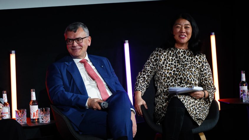 Medienminister Dr. Florian Herrmann, links im Bild, bei einer Podiumsdiskussion bei der Er&ouml;ffnung der Medientage M&uuml;nchen Special &bdquo;AI and Media&ldquo;. &copy; Medien.Bayern GmbH / MEDIENTAGE M&Uuml;NCHEN