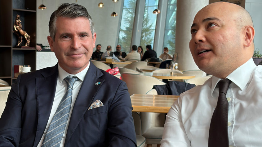 Staatsminister Eric Beißwenger und der stellvertretende Minister ...