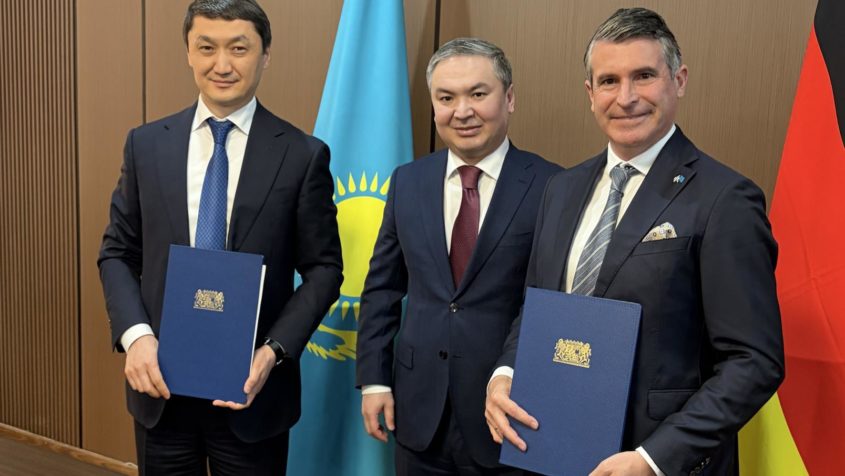 Der stellvertretende Minister f&uuml;r Industrie und Bauwesen der Republik Kasachstan, Olzhas Saparbekov, der Minister f&uuml;r Industrie und Bauwesen der Republik Kasachstan, Ersayin Nagaspayev, und Staatsminister Eric Bei&szlig;wenger.