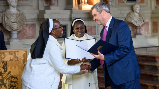Ministerpr&auml;sident Dr. Markus S&ouml;der verleiht im Rahmen einer Feierstunde die Bayerische Rettungsmedaille unter anderem an Priorin Alexia Dendere OP und Schwester Stembile Mhondoro OP.