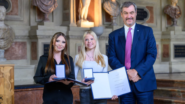 Ministerpr&auml;sident Dr. Markus S&ouml;der zeichnet Alina Schwarzer und Amelie Aireyu Stein mit der Christophorus-Medaille aus.