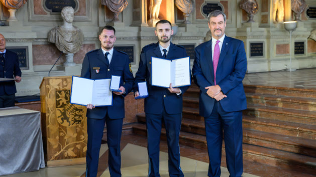 Die Polizisten Lukas Rottbauer und Gregor Gramm werden mit der Christophorus-Medaille von Ministerpr&auml;sident Dr. Markus S&ouml;der geehrt.