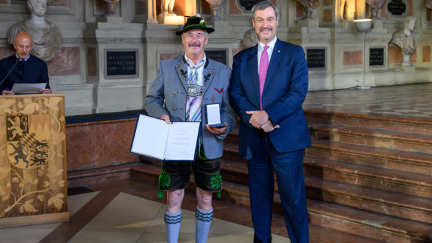 Johann Schnitzer mit die Bayerische Rettungsmedaille von Ministerpr&auml;sident Dr. Markus S&ouml;der verliehen.