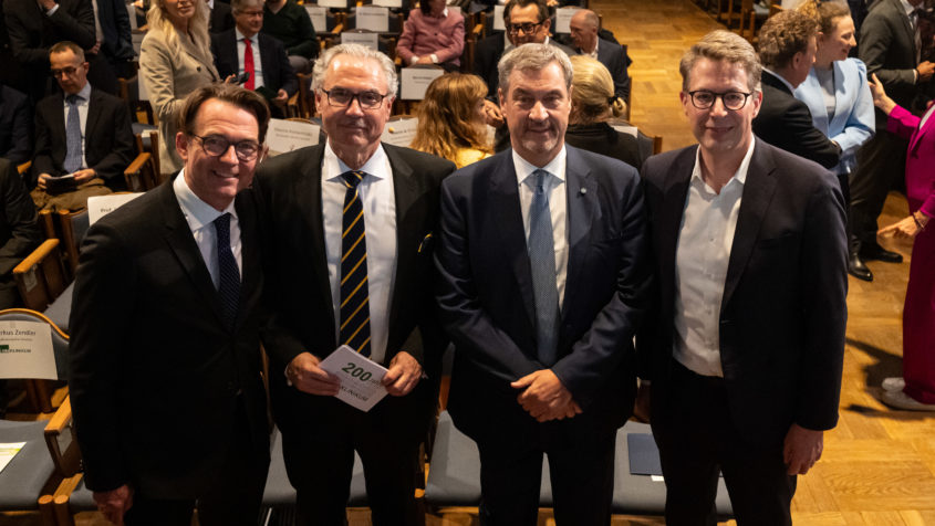 Der Pr&auml;sident der LMU M&uuml;nchen, Prof. Dr. Matthias H. Tsch&ouml;p, der &Auml;rztliche Direktor und Vorstandsvorsitzende des LMU Klinikums, Prof. Dr. med. Markus M. Lerch, Ministerpr&auml;sident Dr. Markus S&ouml;der und Wissenschaftsminister Markus Blume (v.l.n.r.) sind zum Jubil&auml;um 200 Jahre LMU Klinikum in die Gro&szlig;e Aula der LMU M&uuml;nchen gekommen.