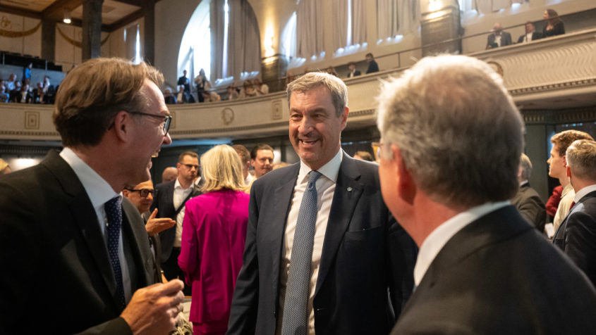 Ministerpr&auml;sident Dr. Markus S&ouml;der im Gespr&auml;ch.