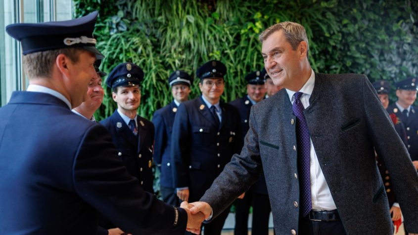 Ministerpräsident Dr. Markus Söder begrüßt eine Abordnung der Freiwilligen Feuerwehr Pauluszell in der Staatskanzlei.