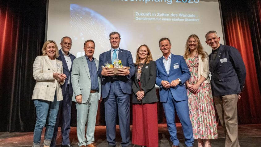 Gruppenbild unter anderem mit dem Ebersberger Landrat Robert ...