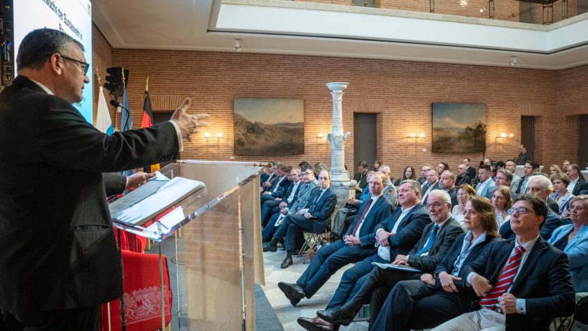 Staatskanzleiminister Dr. Florian Herrmann hält beim Standortdialog zum Aufwuchs der Bundeswehr eine Rede.