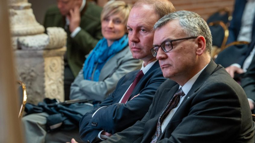 Staatskanzleiminister Dr. Florian Herrmann (rechts) und der ...