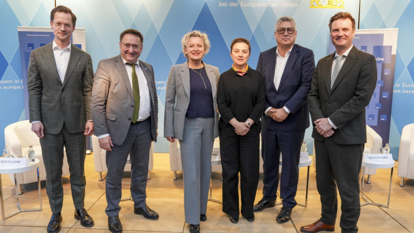 Die Teilnehmenden der Podiumsdiskussion (v. l. n. r.): Moderator Jan Diesteldorf, Tobias Gotthardt, Staatssekretär für Wirtschaft, Landesentwicklung und Energie, Agata Kotkowska, Europäische Kommission, Dr. Marina Crnoja-Cosic, MCC Innovare, Jürgen Schaller, Carl Macher GmbH & Co. KG, Matthias Held, UPM ©vbw