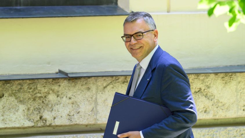 Staatskanzleiminister Dr. Florian Herrmann vor dem Prinz-Carl-Palais.