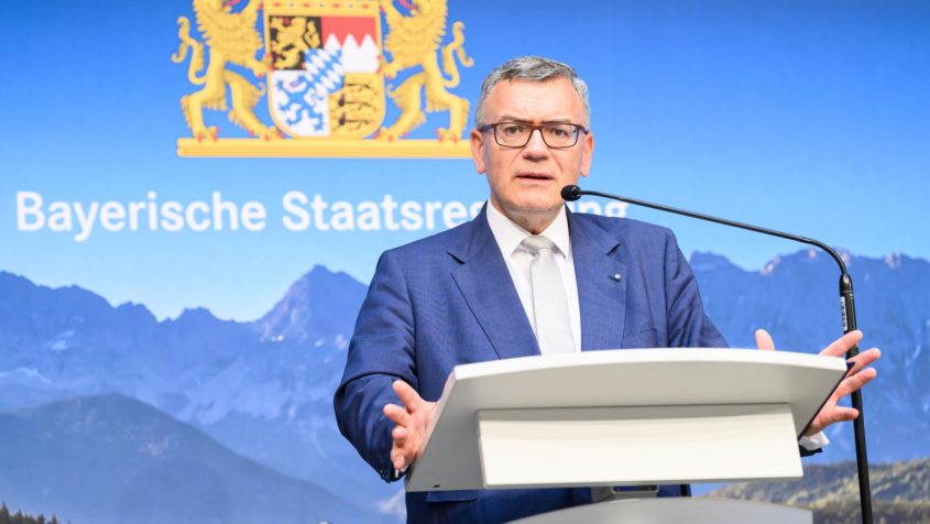 In einer Pressekonferenz informiert Staatskanzleiminister Dr. Florian Herrmann &uuml;ber die wesentlichen Ergebnisse der Kabinettssitzung.