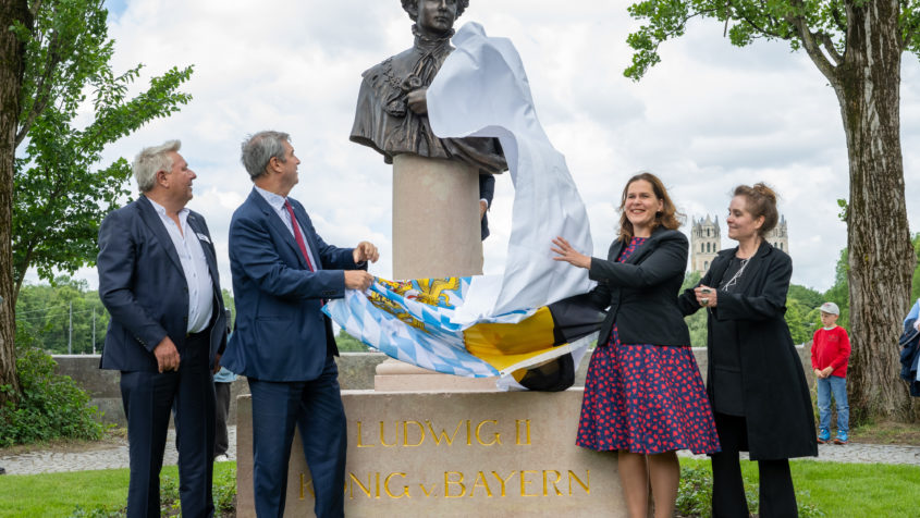 Bei der Bastion der Corneliusbr&uuml;cke in M&uuml;nchen enth&uuml;llen der Vorstandsvorsitzende des Vereins Ludwig II. Denkmal e.V., Dietmar Holzapfel, Ministerpr&auml;sident Dr. Markus S&ouml;der, die Dritte B&uuml;rgermeisterin der Landeshauptstadt M&uuml;nchen, Verena Dietl, und die M&uuml;nchner Baureferentin Dr.-Ing. Jeanne-Marie Ehbauer (v.l.n.r.) das Ludwig II.-Denkmal.