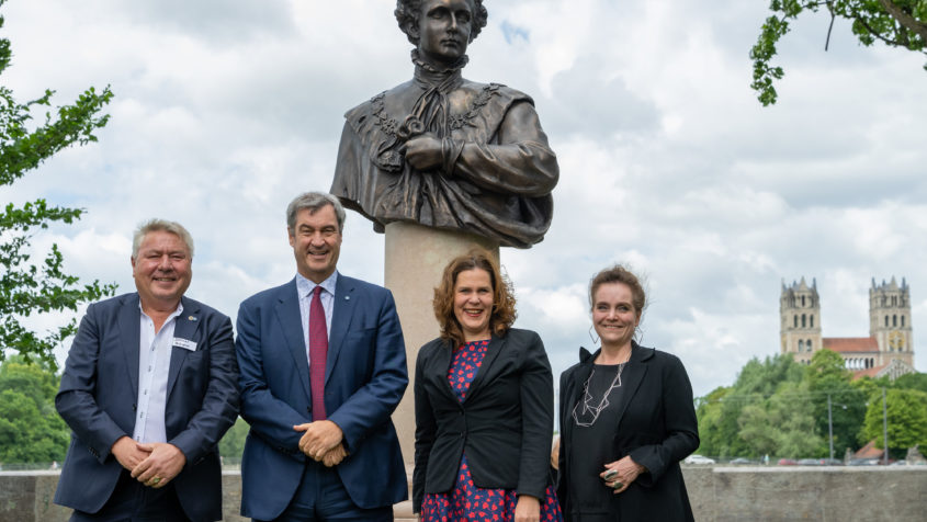 Der Vorstandsvorsitzende des Vereins Ludwig II. Denkmal e.V., Dietmar Holzapfel, Ministerpr&auml;sident Dr. Markus S&ouml;der, die Dritte B&uuml;rgermeisterin der Landeshauptstadt M&uuml;nchen, Verena Dietl, und die M&uuml;nchner Baureferentin Dr.-Ing. Jeanne-Marie Ehbauer (v.l.n.r.) vor dem Ludwig II.-Denkmal.