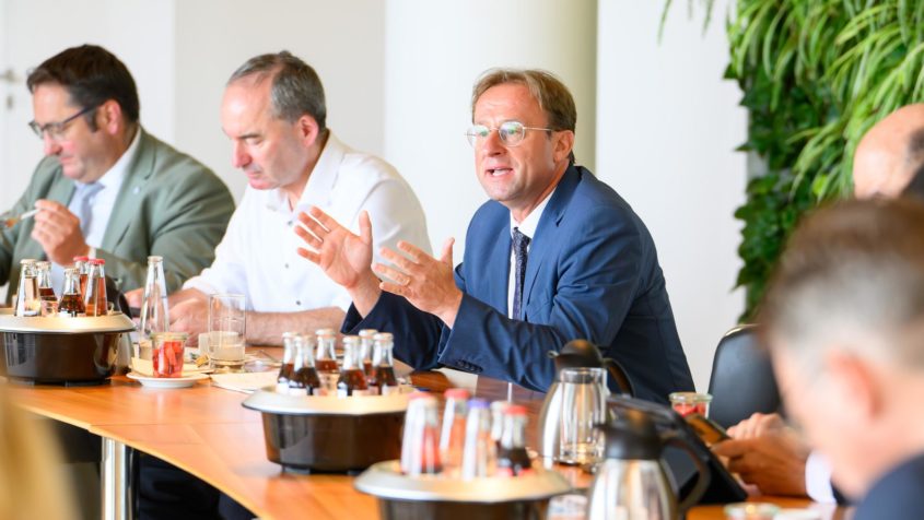 Der B&uuml;rgerbeauftragte der Bayerischen Staatsregierung, Wolfgang Fackler, nimmt als Gast an der Kabinettssitzung teil.
