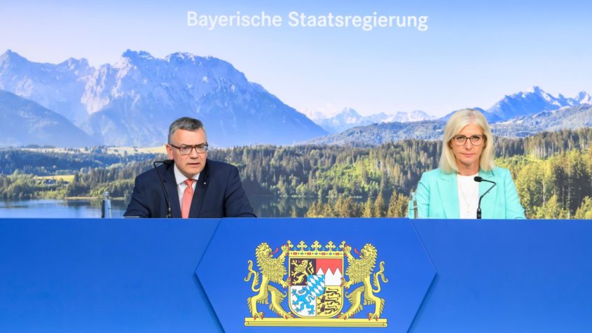 Die Pressekonferenz mit Staatskanzleiminister Dr. Florian Herrmann und Sozialministerin Ulrike Scharf findet im Foyer des Prinz-Carl-Palais statt.