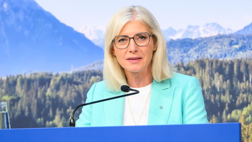 Sozialministerin Ulrike Scharf in einer Pressekonferenz.