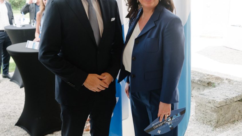 Die Generaldelegierte von Qu&eacute;bec in M&uuml;nchen, Genevi&egrave;ve Rolland (rechts), begr&uuml;&szlig;t Staatsminister Eric Bei&szlig;wenger (links) Empfang anl&auml;sslich des Nationalfeiertags von Qu&eacute;bec. &copy; Max Heimann