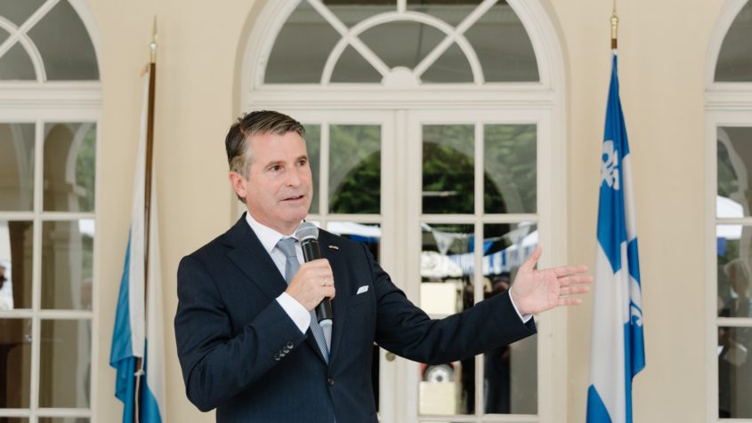 Staatsminister Eric Bei&szlig;wenger: "Herzlichen Gl&uuml;ckwunsch zur F&ecirc;te nationale du Qu&eacute;bec! Der Tag steht f&uuml;r die reiche Kultur und die franz&ouml;sische Sprache Qu&eacute;becs. Bayern und Qu&eacute;bec trennen zwar 6.000 Kilometer, aber uns verbindet viel: Tradition, Lebensfreude, Humor, Sportbegeisterung oder die gemeinsamen Landesfarben." &copy; Max Heimann
