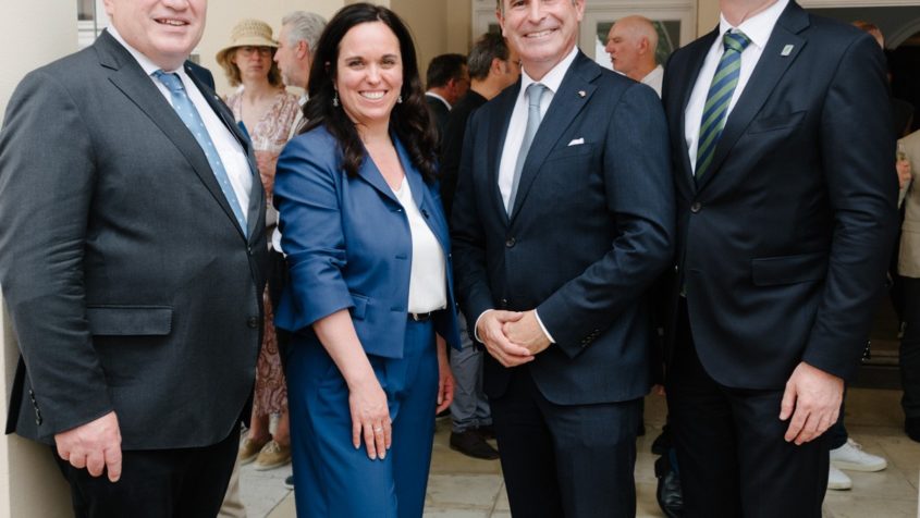 Gruppenbild unter anderem MdL Prof. Dr. Winfried Bausback, die Generaldelegierte von Qu&eacute;bec in M&uuml;nchen, Genevi&egrave;ve Rolland, Staatsminister Eric Bei&szlig;wenger und MdL Alexander Flierl (v.l.n.r.). &copy; Max Heimann