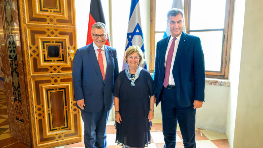 Staatsminister Dr. Florian Herrmann, die israelische Generalkonsulin Talya Lador-Fresher und Ministerpr&auml;sident Dr. Markus S&ouml;der (v.l.n.r.).