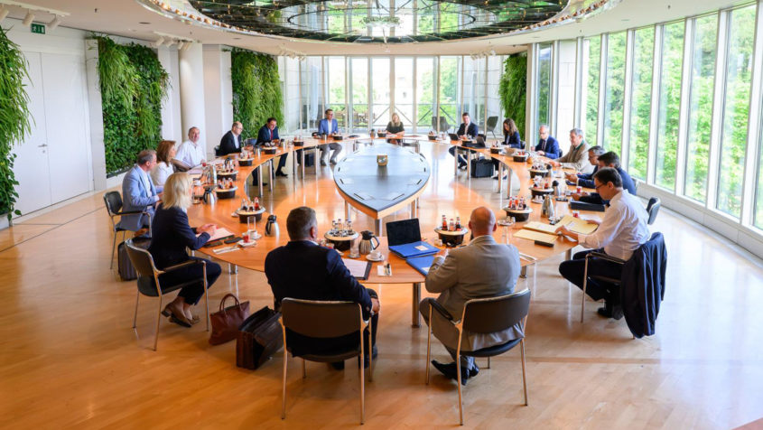 Das Kabinett tagt im Ministerratssaal der Bayerischen Staatskanzlei. ...