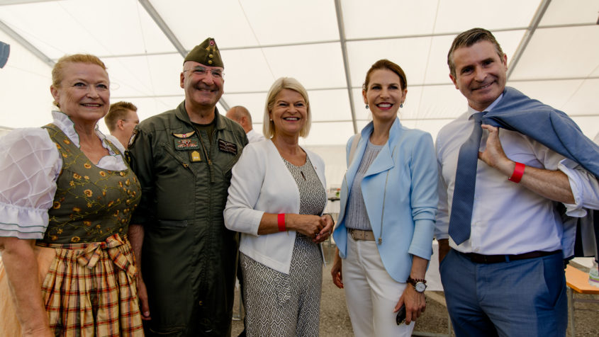 Die Gesch&auml;ftsf&uuml;hrerin der Salzburger Flughafen GmbH, Bettina Ganghofer, der Kommandant der &Ouml;sterreichischen Luftstreitkr&auml;fte und Air Chief des &Ouml;sterreichischen Bundesheeres, Generalmajor Gerfried Promberger, &Ouml;sterreichs Bundesministerin f&uuml;r Landesverteidigung, Mag. Klaudia Tanner, die Landeshauptfrau des Landes Salzburg, Mag. Karoline Edtstadler, sowie Europaminister Eric Bei&szlig;wenger (v.l.n.r.). &copy; Salzburger Flughafen GmbH