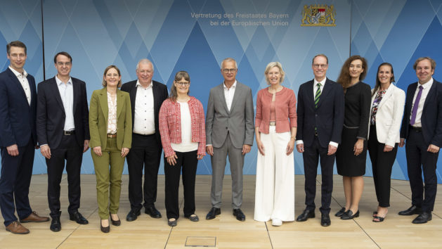Die Vertreterinnen und Vertreter der organisierenden Verb&auml;nde der Expertenrunde mit den Europaabgeordneten Prof. Dr. Angelika Niebler, MdEP (f&uuml;nfte von rechts) und Markus Ferber, MdEP (vierter von links) sowie Teilnehmenden des Gesundheitsministeriums und der Staatskanzlei. &copy;Zacarias Garcia