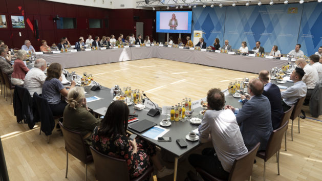 Die Teilnehmenden der Expertenrunde h&ouml;ren die Videobotschaft von Gesundheitsministerin Judith Gerlach, MdL an. &copy;Zacarias Garcia
