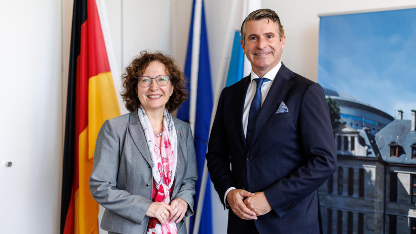 Staatsminister Eric Beißwenger (rechts) und die Botschafterin von Kanada, Vera Alexander (links), in der Staatskanzlei.