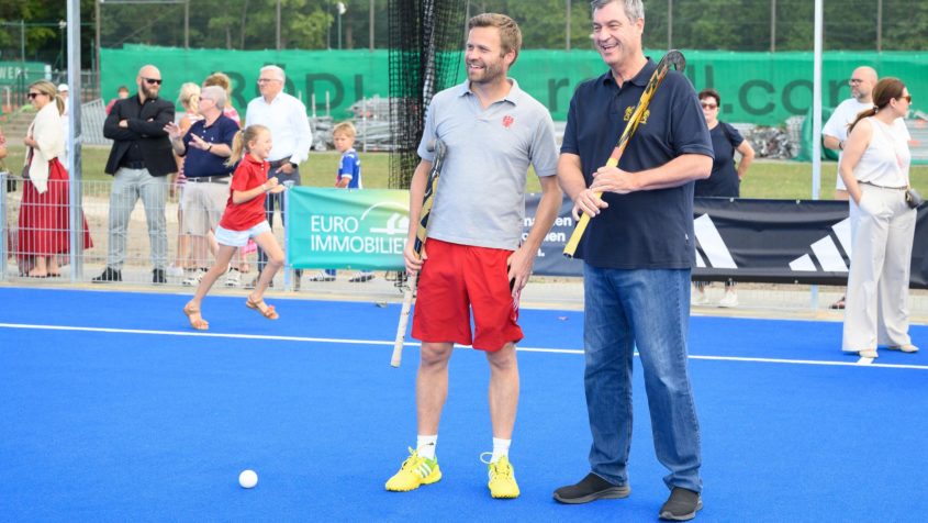 Der Pr&auml;sident des N&uuml;rnberger Hockey & Tennis Club, Maximilian M&uuml;ller, und Ministerpr&auml;sident Dr. Markus S&ouml;der.