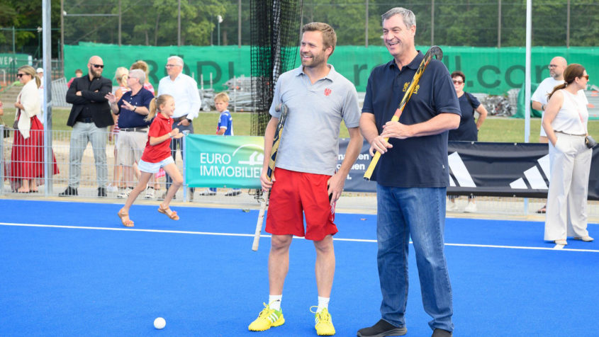 Der Präsident des Nürnberger Hockey & Tennis Club, Maximilian Müller, und Ministerpräsident Dr. Markus Söder.
