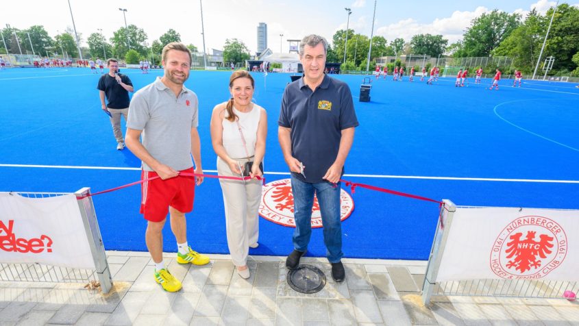 Feierliche Er&ouml;ffnung des neuen Kunstrasenspielfeld des N&uuml;rnberger Hockey- und Tennis-Clubs e. V. durch den Pr&auml;sidenten Maximilian M&uuml;ller, der N&uuml;rnberger Bildungsreferentin Cornelia Trinkl sowie Ministerpr&auml;sident Dr. Markus S&ouml;der (v.l.n.r.).