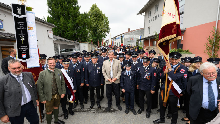 Gruppenbild mit Ministerpr&auml;sident Dr. Markus S&ouml;der und den Mitgliedern der Freiwilligen Feuerwehr Neukirchen vorm Wald.