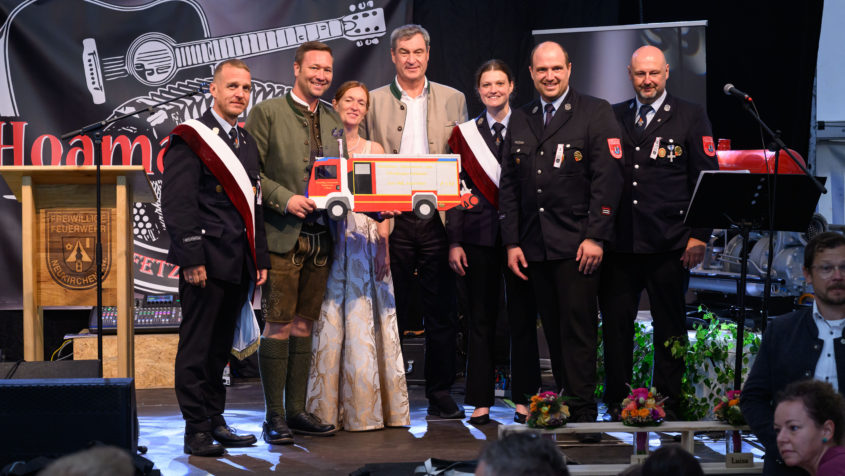 "Die Feuerwehr leistet Gro&szlig;artiges, egal ob bei Br&auml;nden, Hochwasser oder Unf&auml;llen. Sie ist das ganze Jahr rund um die Uhr bereit, anderen zu helfen. Und: Die Feuerwehren veranstalten die besten Feste &ndash; so wie heute mit Festumzug, Blasmusik und stimmungsvollem Festzelt." - Ministerpr&auml;sident Dr. Markus S&ouml;der.