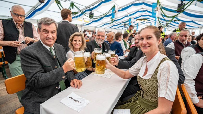 Ministerpr&auml;sident Dr. Markus S&ouml;der unter anderem mit MdB Daniela Ludwig und MdL Friesinger.