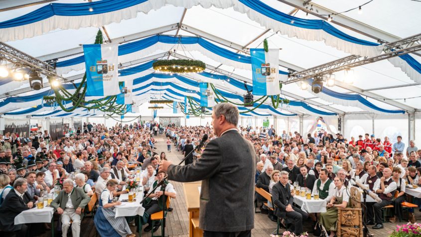 "Die Region am bayerischen Meer ist reich an Geschichte und Kultur &ndash; und einfach wundersch&ouml;n. Bin selbst seit der Kindheit immer wieder gerne hier. Wir werden auch k&uuml;nftig Tourismus, Naturschutz und die Bed&uuml;rfnisse der Einheimischen ausgewogen entwickeln. Der l&auml;ndliche Raum ist die Seele Bayerns &ndash; mit gelebter Tradition, einer besonderen Gemeinschaft und vielen Festen." - Ministerpr&auml;sident Dr. Markus S&ouml;der.