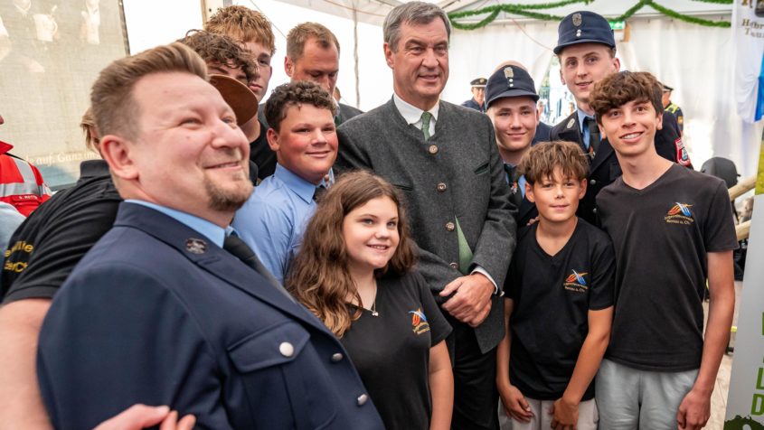 Gruppenbild mit Ministerpr&auml;sident Dr. Markus S&ouml;der und Mitgliedern der Freiwilligen Feuerwehr Bernau am Chiemsee und der Jugendfeuerwehr Bernau am Chiemsee.