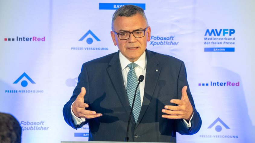 Medienminister Dr. Florian Herrmann hält eine Rede beim Sommerempfang ...