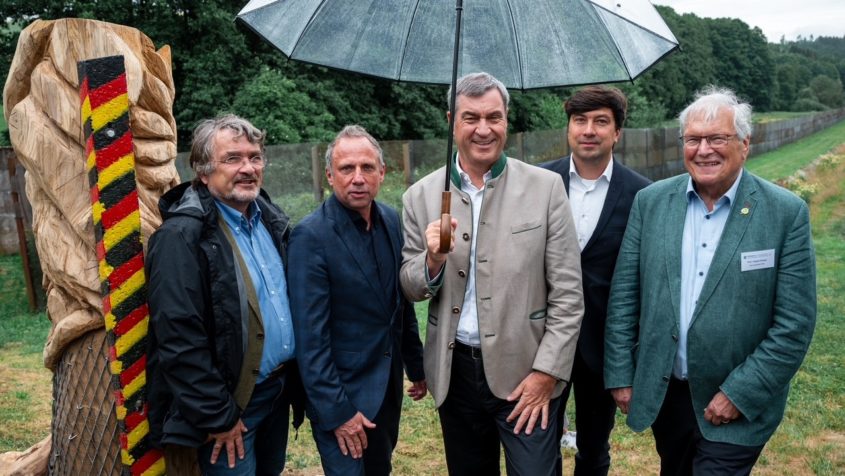 Auftaktveranstaltung für das Naturschutzgroßprojekt „Grünes Band Dreiländereck Bayern-Sachsen-Thüringen“ unter anderem mit Umweltminister Thorsten Glauber (2. von links), Ministerpräsident Dr. Markus Söder (Mitte) und dem Landesvorsitzenden des Bund Naturschutz in Bayern e.V., Martin Geilhufe (2. von rechts).