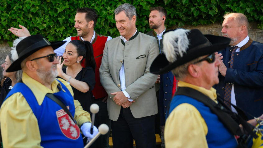 Ministerpräsident Dr. Markus Söder schaut sich den Festumzug ...