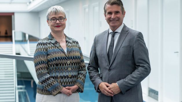 Die Botschafterin von Irland, Maeve Collins (links), und Europaminister Eric Bei&szlig;wenger (rechts) in der Staatskanzlei.